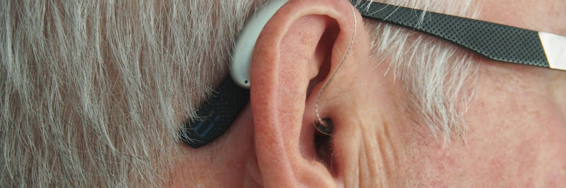 Почему начинает звенеть в ухе